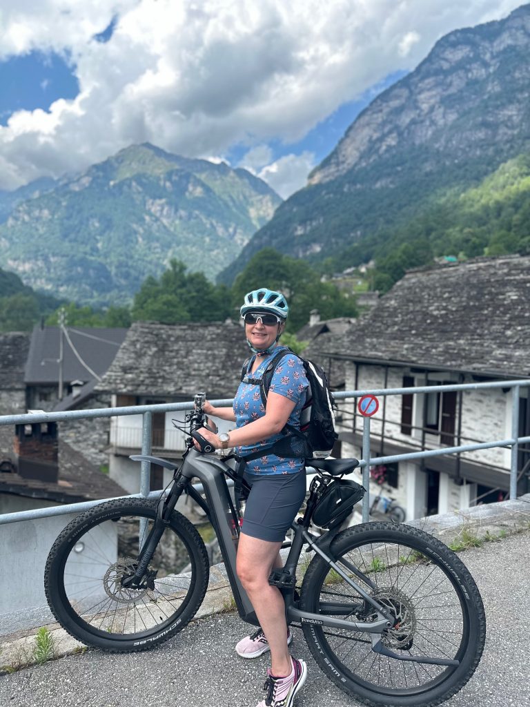 frau auf eBike mit Bergen im Hintergrund
