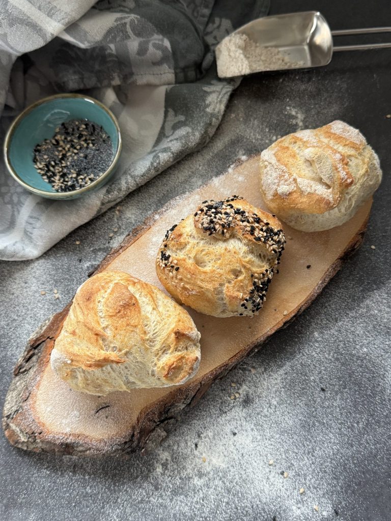 3 frisch gebackene Knusperweckle