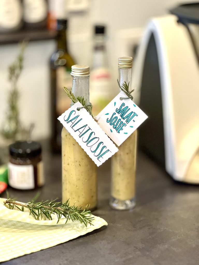 Zwei Flaschen Hausgemachte SAlatsoße