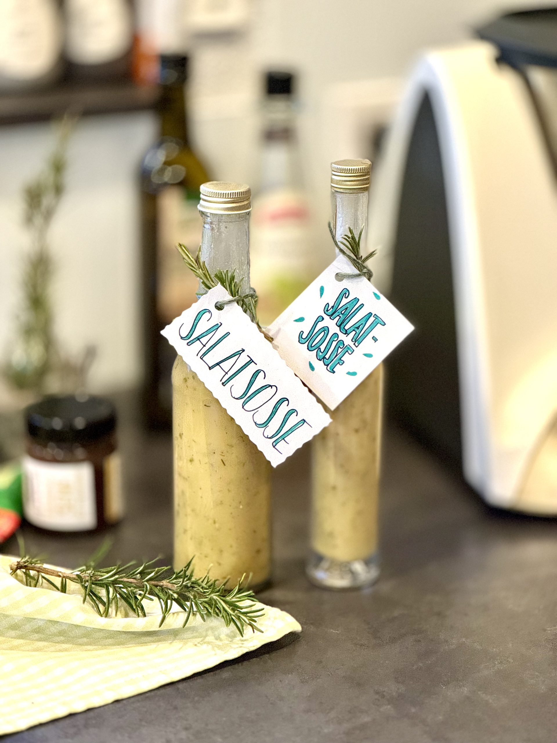 Zwei Flaschen Hausgemachte SAlatsoße