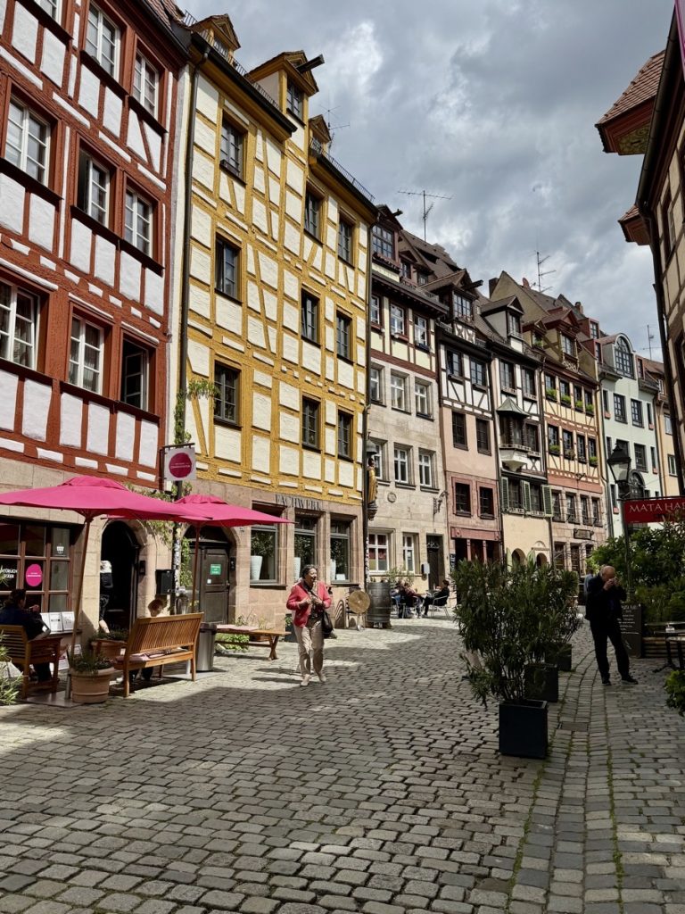 Weißgerbergasse in Nürnberg mit alten Fachwerkhäusern