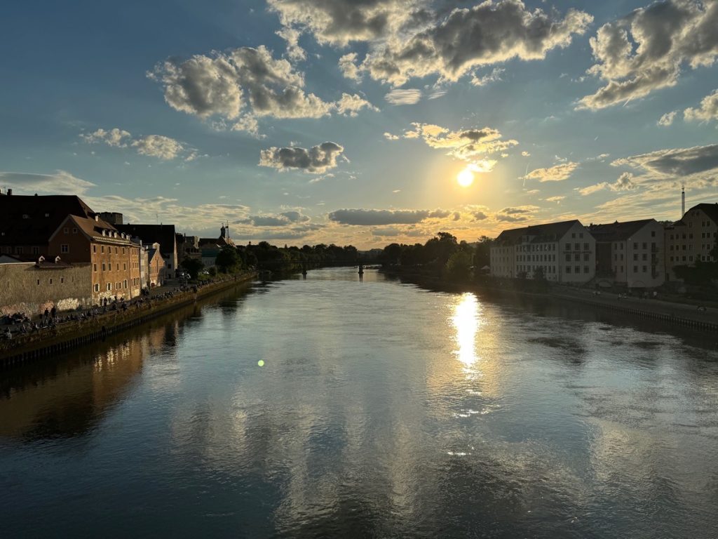 Donau in Regensburg im Abendlicht