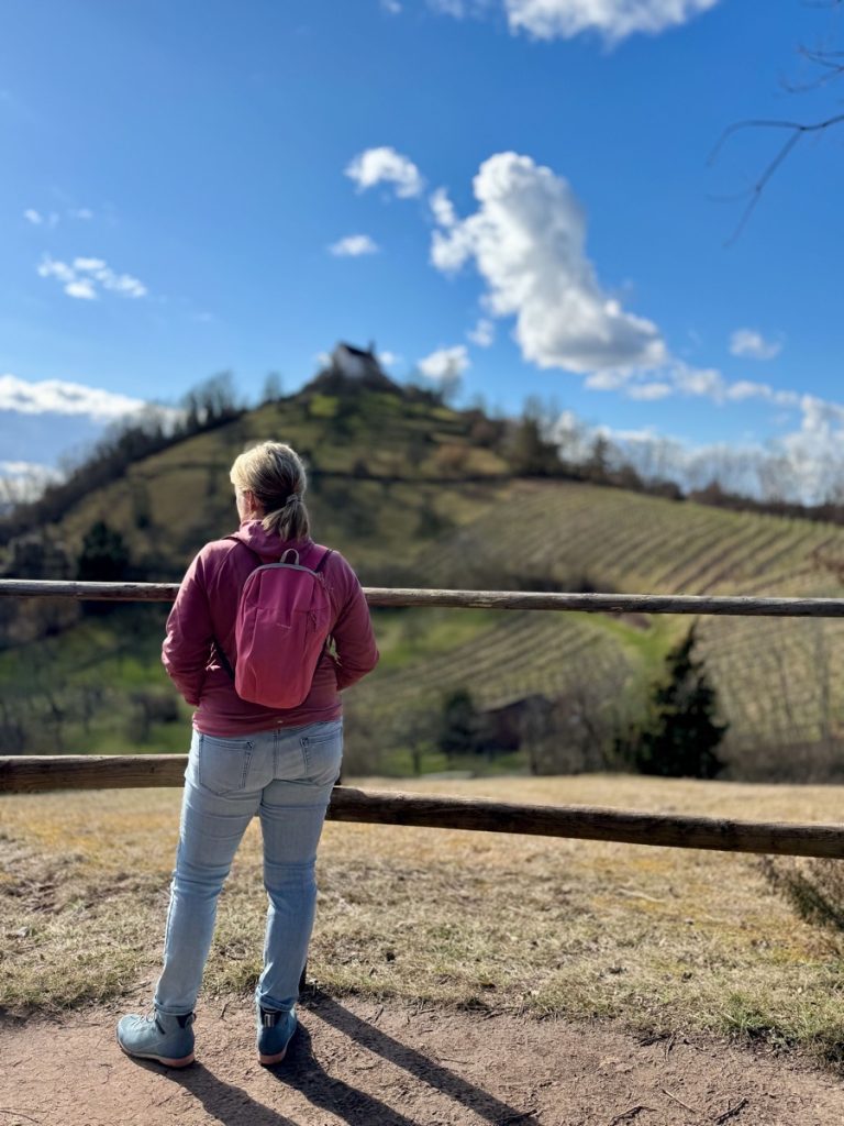 Eine Frau von hinten mit Blick auf die Wurmlinger Kapelle