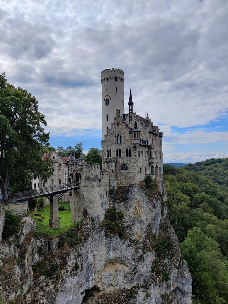 Das Tor zur Unterwelt und ein Märchenschloss