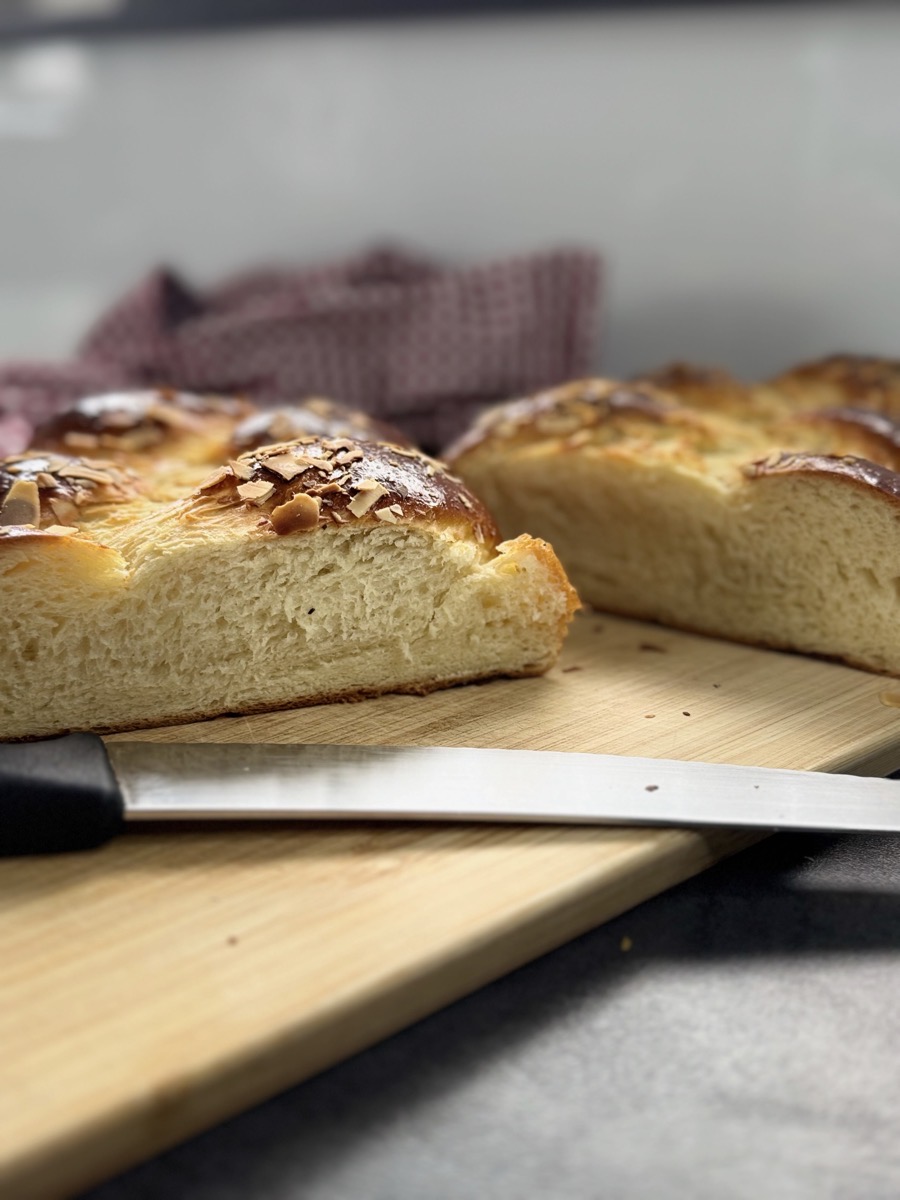 Fluffiger Hefezopf/Butterzopf angeschnitten