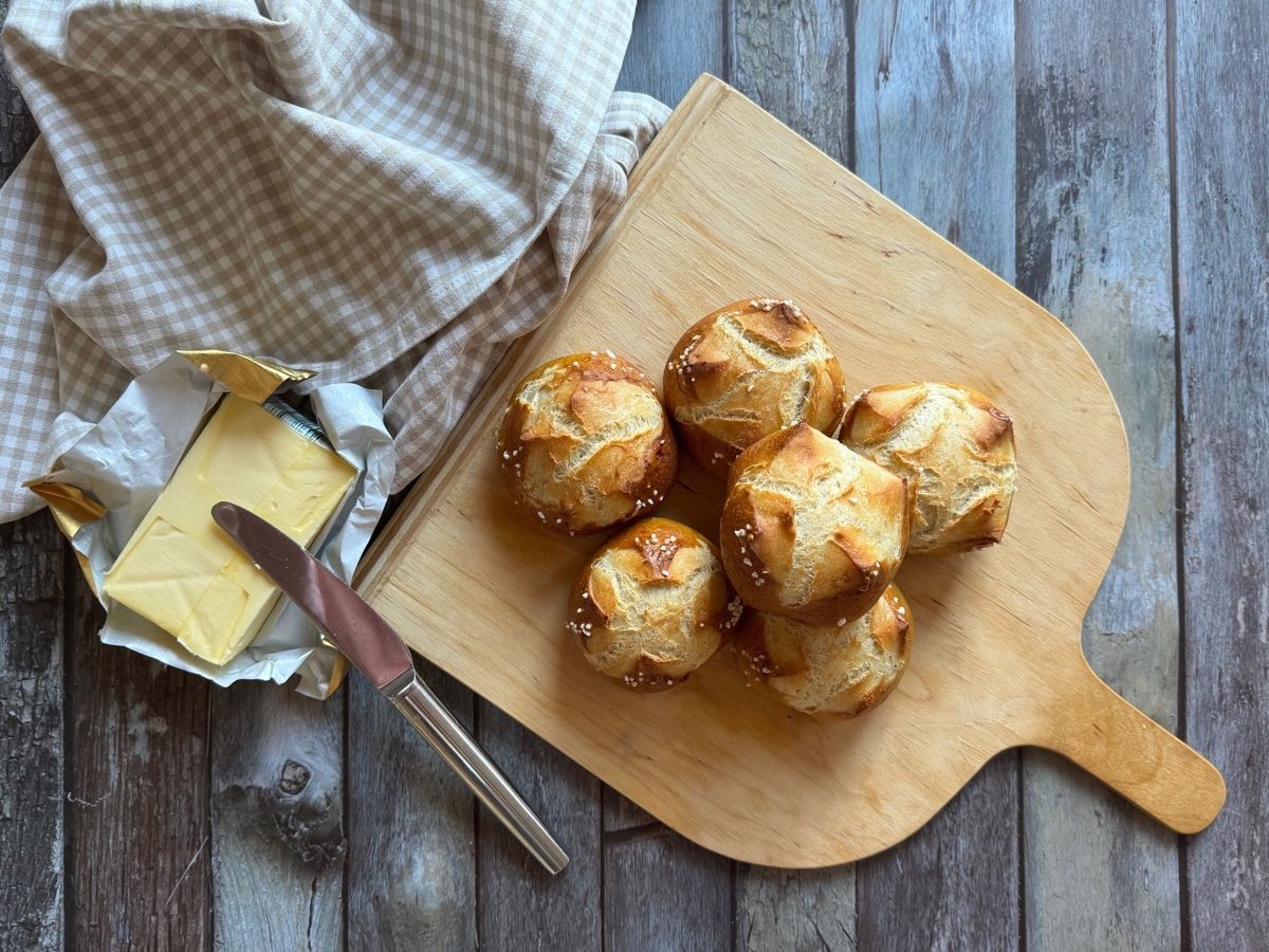 Laugenweckle mit Butter