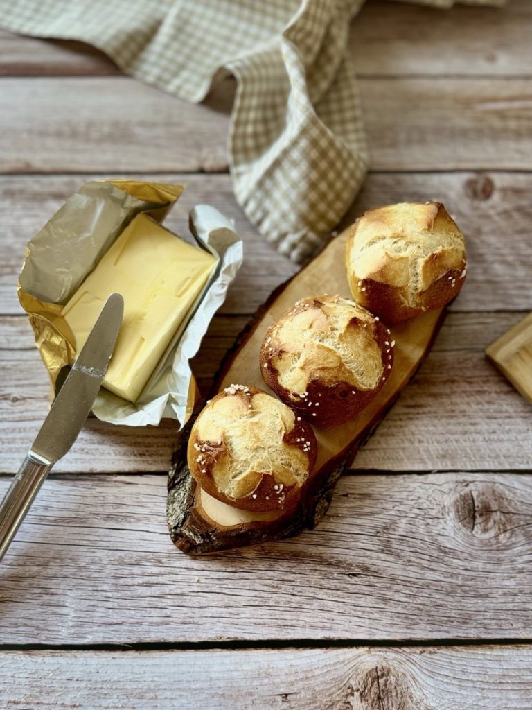 Laugenweckle mit Butter