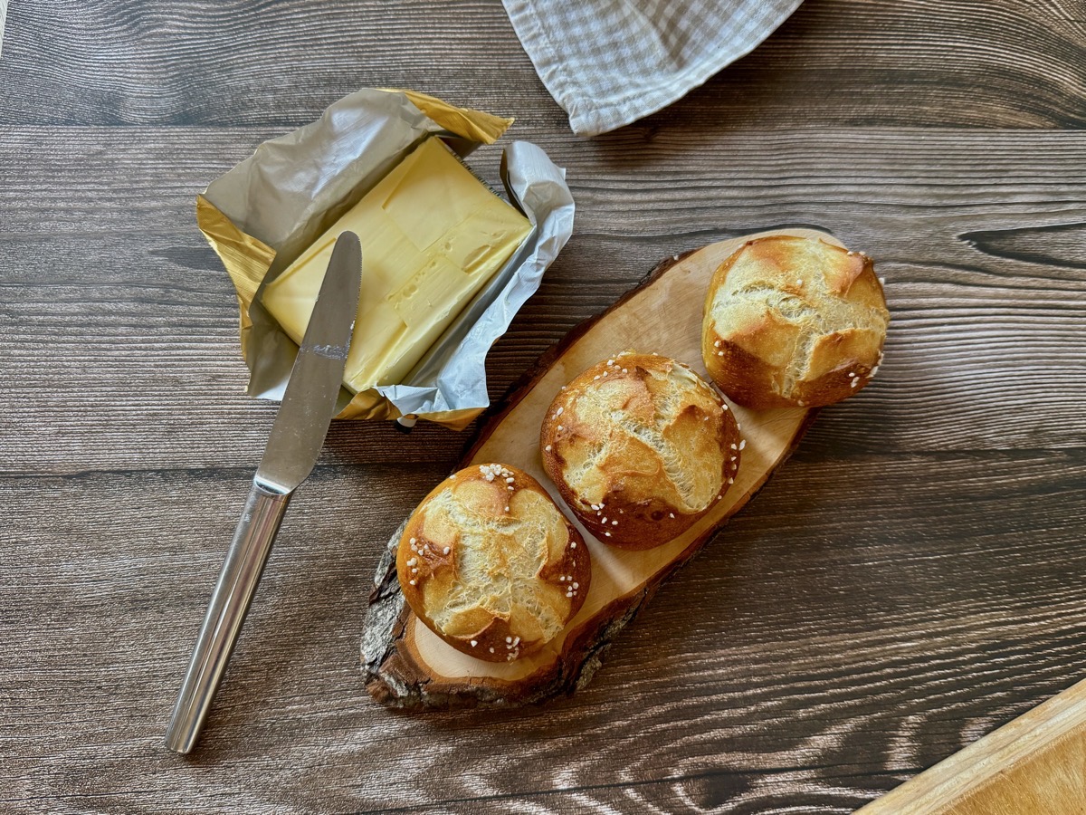 Laugenweckle mit Butter