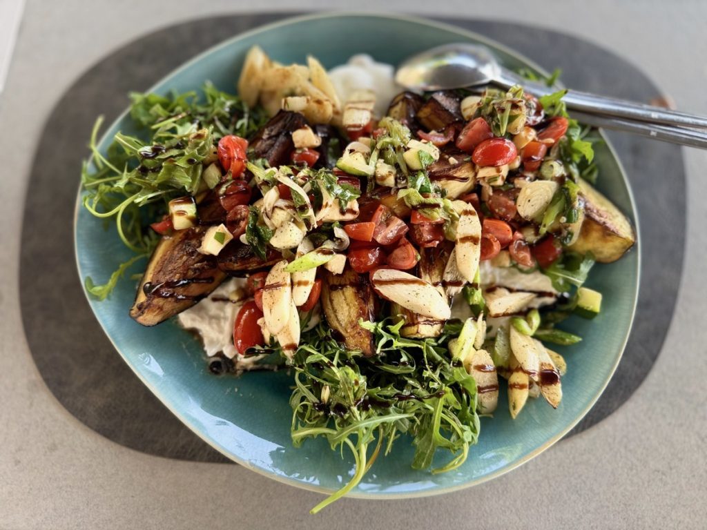 Gebackene Aubergine auf Burrata
