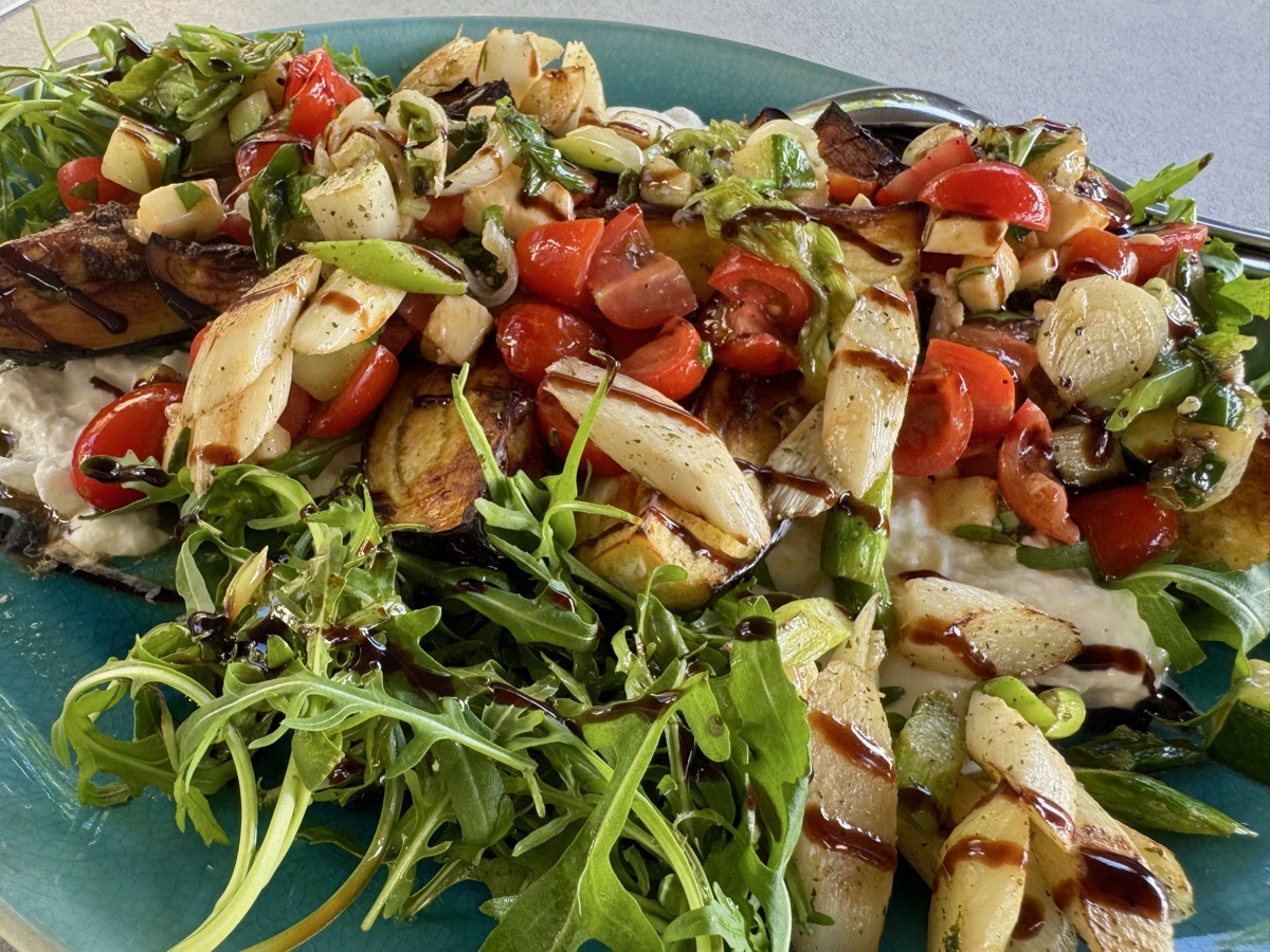 Gebackene Aubergine auf Burrata