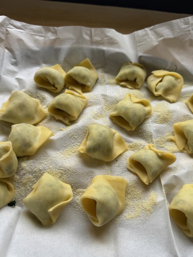 fertige, rohe Tortellini