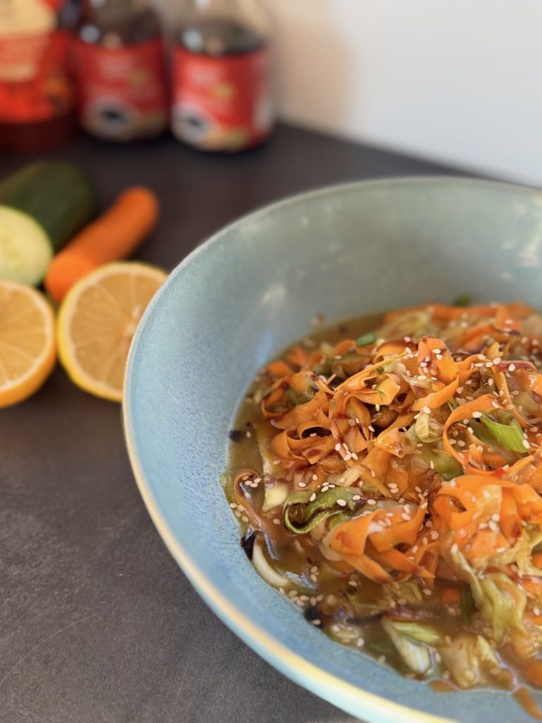 Asia-Karottensalat mit Gurke und Zucchini und geröstetem Sesam